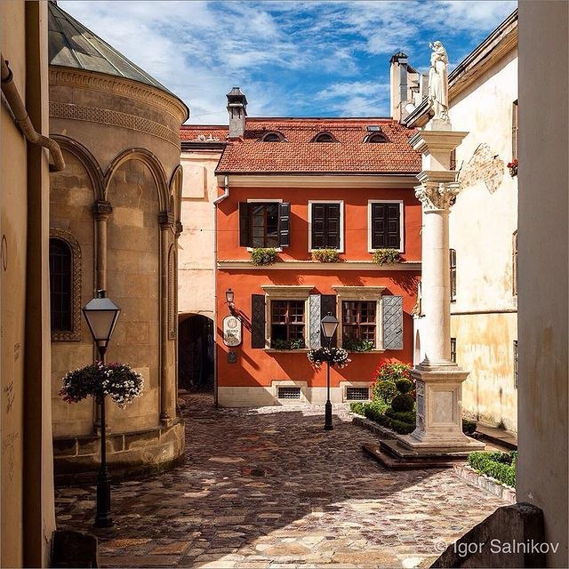 Детальніше про статтю Вірменський дворик у Львові: історія, що оживає в камені