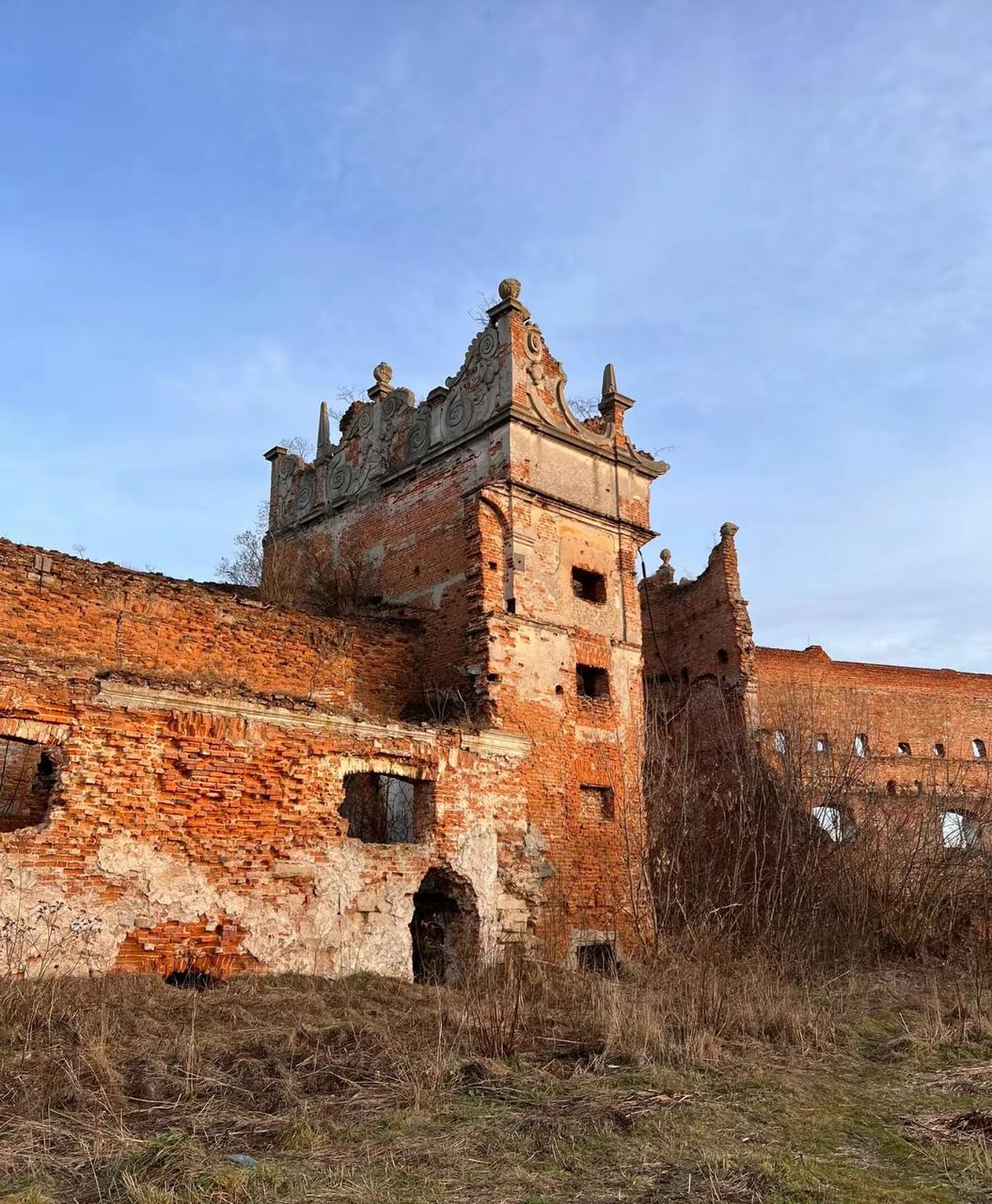 Детальніше про статтю Старосільський замок – гігант серед фортець Львівщини!